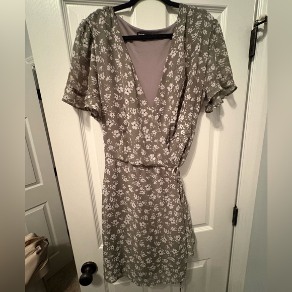 Gorgeous Olive Floral Wrap Dress 2x - Picture 2 of 7